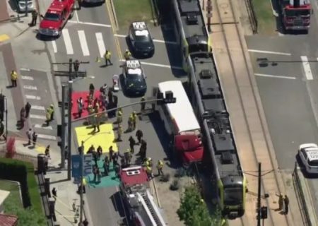 تصادف قطار مترو با اتوبوس در لس‌آنجلس؛ بیش از ۵۰ نفر زخمی شدند