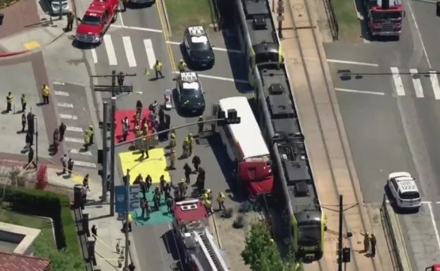 تصادف قطار مترو با اتوبوس در لس‌آنجلس؛ بیش از ۵۰ نفر زخمی شدند